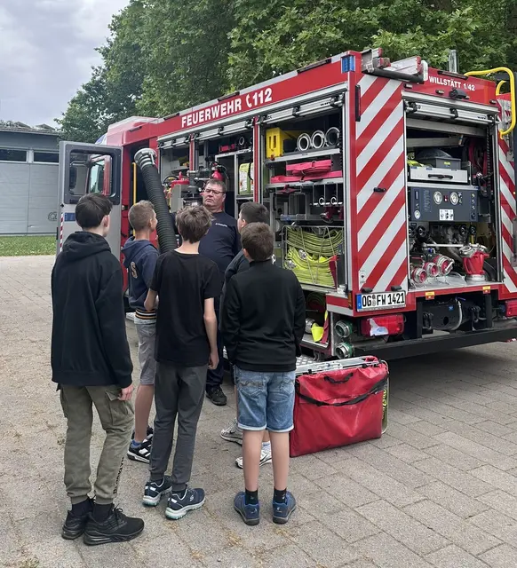 Ein Highlight des Feuerwehraktionstags an der Moscherosch-Schule war die Fahrzeug- und Geräteschau. | Foto: Moscherosch-Schule Willstätt/Marion Nenninger