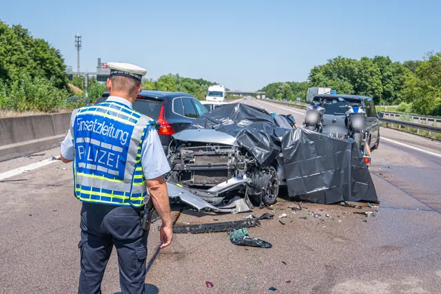 Die Polizei untersucht, ob nicht angepasste Geschwindigkeit der Grund für den zweiten, schweren Unfall am Samstag war.  | Foto: Henry Mungenast/EinsatzReport24