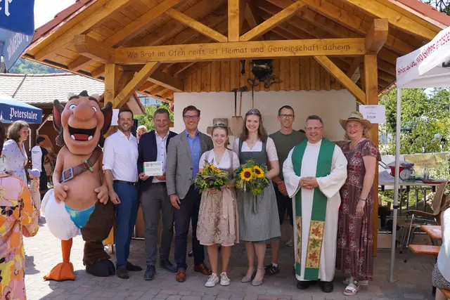 Zur Einweihung des neuen Dorfplatzes kamen zahlreiche Beteiligte und Ehrengäste vor dem neuen Backhäusle zusammen. Im Dachgebälk ist der Spruch „Wo Brot im Ofen reift, ist Heimat und Gemeinschaft daheim“ eingraviert.  | Foto: Denise Burkart/Stadt Oberkirch