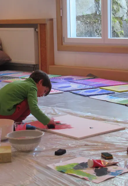 Mit Schwamm und Farbe gestalteten die Kinder des Kindergartens Talblick zunächst die Hintergründe ihrer Leinwände und legten damit die Grundlage für ihre individuellen Kunstwerke.  | Foto: Kindergarten Talblick 