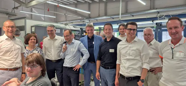 20 Mitarbeiter der Behindertenwerkstatt in Achern machten eine freiwillige Spätschicht und zeigten ihren Arbeitsplatz beim Rundgang. In der vorderen Reihe von links: Klaus Muttach, Vorsitzender des Beirats der Lebenshilfestiftung; Kirstin Keller, Geschäftsführerin der Lebenshilfe; Nicolas Mayer, Vorstand der Volksbank - Die Gestalterbank; Dr. Dirk Notheis, geschäftsführender Gesellschafter von Rantum Capital; Frank Breuninger, Vorsitzender der Lebenshilfe; Oberbürgermeister Manuel Tabor; Andreas Teufel, Rantum Capital | Foto: Susanne Hasel/Lebenshilfe