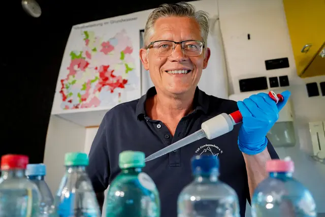 Matthias Ahlbrecht analyisiert eine Brunnenwasserprobe. | Foto: Ruben Wiltsch