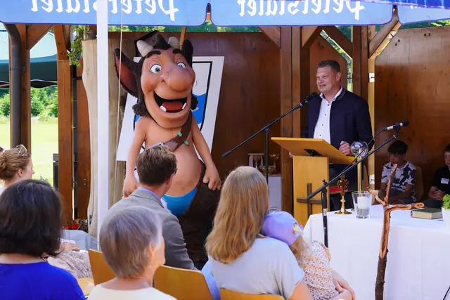 Ortsvorsteher Thomas Maier dankte als letzter Redner allen Beteiligten, die zur Umsetzung des neuen Dorfplatzes beigetragen haben. Mit dabei war auch Simpli, das Maskottchen der Heimattage Baden-Württemberg 2026.  | Foto: Denise Burkart/Stadt Oberkirch 