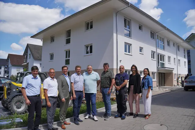 Bei der Übergabe der neuen Obdachlosen- und Flüchtlingsunterkunft im Waldweg 10 machten sich die Beteiligten vor Ort ein Bild vom fertiggestellten Gebäude (v.l.n.r.): Sachgebietsleiter Dirk Kapp, Fachbereichsleiter Bauen und Planen Peter Bercher, Oberbürgermeister Gregor Bühler, Geschäftsführer Thomas Maier (Städtische Baugesellschaft), Heimleiter Kay Herrmann, Bautechniker Herbert Treyer (Städtische Baugesellschaft), Hausmeister Peter Heunisch, Fachbereichsleiterin Bürgerservice und Ordnung Clarissa Isele sowie Pamela Steinost (Landratsamt Ortenaukreis).  | Foto: Denise Burkart/Stadt Oberkirch
