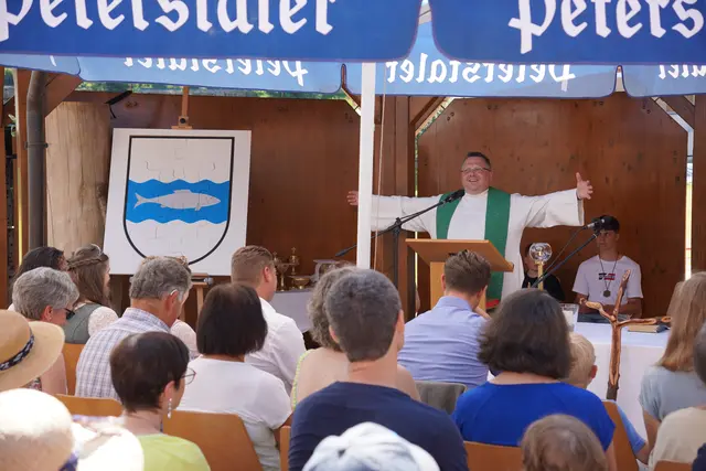 Pfarrer Ralf Dickerhof gestaltete den Festgottesdienst zur Einweihung des neuen Dorfplatzes. Das gepuzzelte Ödsbacher Ortswappen stand sinnbildlich für alle Bestandteile der Ortsgemeinschaft.  | Foto: Denise Burkart/Stadt Oberkirch