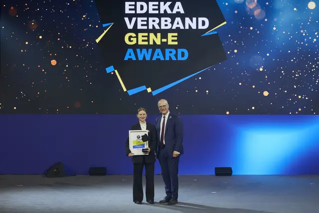 Lena Pietrzak erhält den Gen-E-Award von Dr. Hubertus Nölting, Direktor des EDEKA-Verbandes.  | Foto: Christian Schmid für EDEKA 