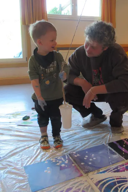 Unter Anleitung des Haslacher Künstlers Bastian Fiala lernten die Kinder die Technik des „Pendulum Painting“ kennen. Mit viel Freude entstanden dabei individuelle Muster und farbenfrohe Kunstwerke.  | Foto: Kindergarten Talblick 
