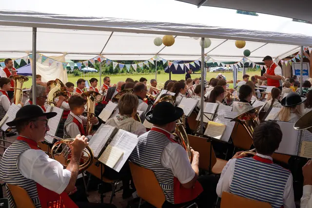 Die Trachtenkapelle Ödsbach begleitete den Festgottesdienst und die Einweihung des neuen Dorfplatzes musikalisch.  | Foto: Denise Burkart/Stadt Oberkirch 