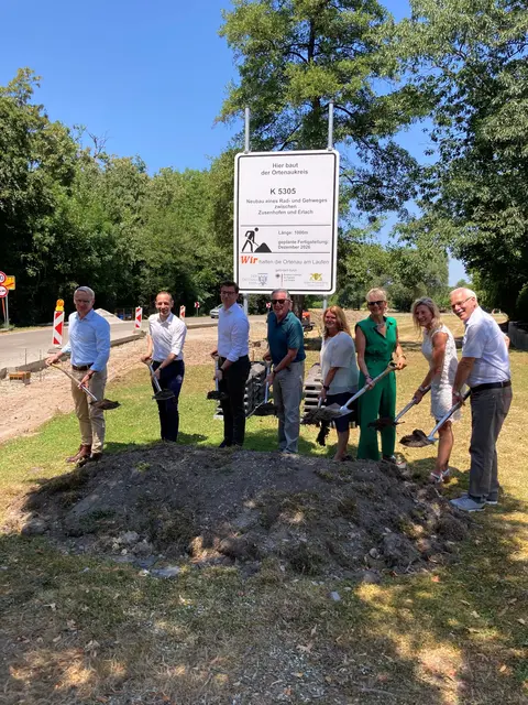Johannes Bauer (Vogel-Bau; v. l.), Johannes Sackmann (RS Ingenieure), Oberbürgermeister Gregor Bühler, Ingenieur Berthold Horcher, Infrastrukturdezernentin Alexandra Roth, Ortsvorsteherin Tanja Weinzierle, Renchens Bürgermeisterin Stephanie Bartsch und Erlachs Ortsvorsteher Herbert König | Foto: Foto: Michael Poloczek/Ortenaukreis