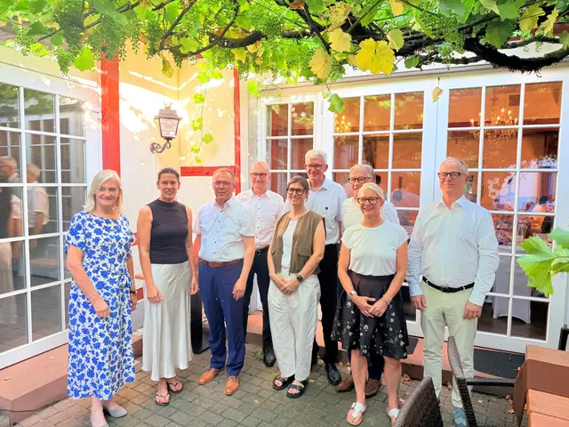 Die GEMIBAU zieht in der Vertreterversammlung Bilanz: Christine Mildenberger (v. l.), Anne Nickert, Markus Bruder, Peter Sachs, Claudia Kohnle, Dr. Fred Gresens, Martin Kern, Silke Boschert und Rainer Herfurth. | Foto: GEMIBAU