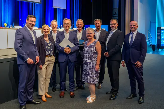 Der Vorstand der Gestalterbank und der Aufsichtsratsvorsitzende sowie die Mitglieder der Vertreterversammlung: Alexander Müller (v. l.), Irmgard Sachsenmaier, Nicolas Mayer, Kornel Bruder, Bernhard Hertrich, Susanne Schuh, Daniel Hirt, Mathias Juhl und Jürgen Gießler | Foto: Volksbank - Die Gestalterbank