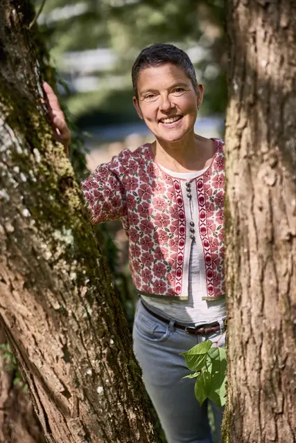 Astrid Lehmann und die Natur – das ist eine ganz besondere Verbindung. Ihr Wissen als Wildpflanzenpädagogin gibt sie gerne weiter.  | Foto: Michael Bode