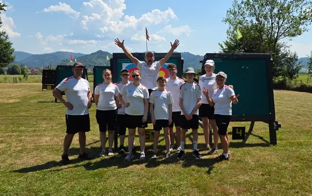  Ein starkes Team mit viel Spaß und guter Laune: Von links Vereinscoach Riccardo Hehr, Jette-Sofie Künstle, David Huber, Miriam Huber, Jürgen Zimmermann, Lisa Huber, Konstantinos Zampras, Noah Müller, Sina Hehr und Sabine Herm. Gemeinsam sorgten sie für beste Stimmung und starke Leistungen.
  | Foto: Udo Müller