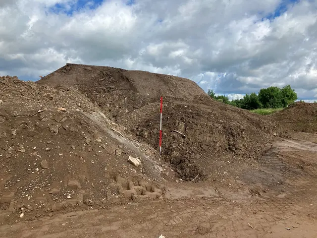 Mehr als 2.500 Kubikmeter illegal im Laufer Wald abgelagerter Erdaushub wurden abtransportiert und ordnungsgemäß verwertet. Das Bild zeigt das Material nach dem Abtransport an der Nordtangente. | Foto: Ortenaukreis