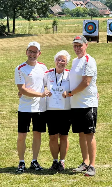 In der Masterklasse Recurve holten sich die drei Bogenschützen Jürgen Zimmermann, Sabine Herm und Riccardo Hehr den ersten Platz und wurden somit Kreismeister. | Foto: Udo Müller