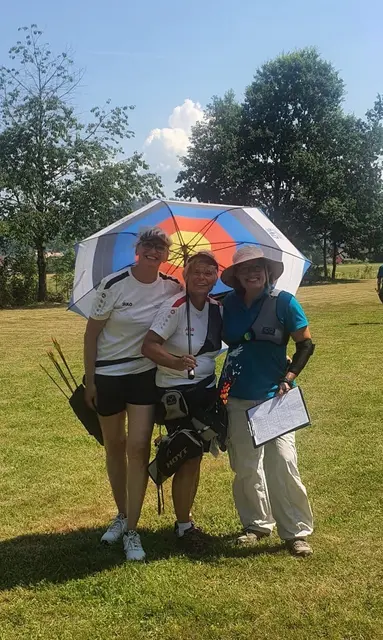 Egal ob Sonne oder Regen – die Master-Damen Silvia Brommer (BS Berghaupten), Sabine Herm (BSC Zell) und Sandra Martin (SG Ortenberg) trotzten bei 37 Grad der Hitzeschlacht mit einem Schirm zur Abkühlung. | Foto: Bourgoutzis Ioannis