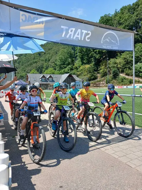 Sara Armbruster 1. Reihe links und dahinter Anna Hoferer am Start.