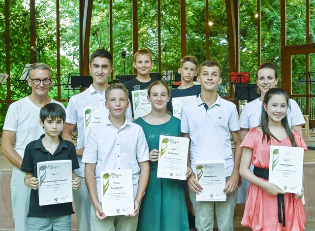Verleihung der Goldenen und Silbernen Note an erfolgreiche Musiker: vorne von links: Konstantin Bernd Schulze, Daniel Becker, Judith Becker, Michael Becker, Laetitia Siefert; hinten von links: Josua Becker, Mailo Lange, Elias Joshua Becker; nicht auf dem Foto sind Simon Brodoefel, Eleyna Wild
 | Foto: Stadt Lahr