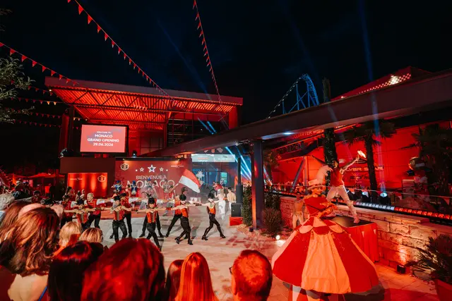 Zirkusparade und Illuminationen zum Abschluss des Abends | Foto: Europa-Park