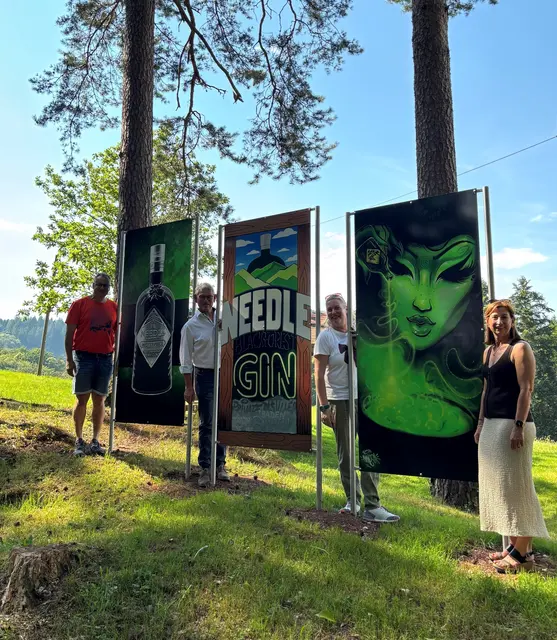 Eröffnung der Ausstellung: Bauhofleiter Johannes Birk (v. l.), Bürgermeister Uwe Gaiser, Gunia Wassmer, Geschäftsführerin Renchtal Tourismus GmbH, und Stefanie Kiefer, Gesellschafterin Bimmerle KG  | Foto: Stadt Oppenau
