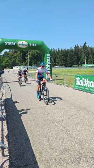 Zielsprint in der 3er Gruppe um Platz 3.