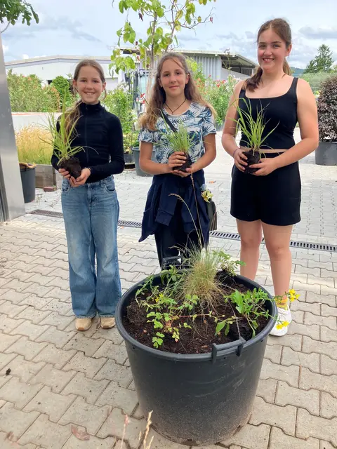 Momo Epperlein (Mitte), ihre Schwester Josephine (l.) sowie ihrer Freundin Milana Ring bepflanzen den städtischen Blumenkübel.  | Foto: Bauhof Ettenheim