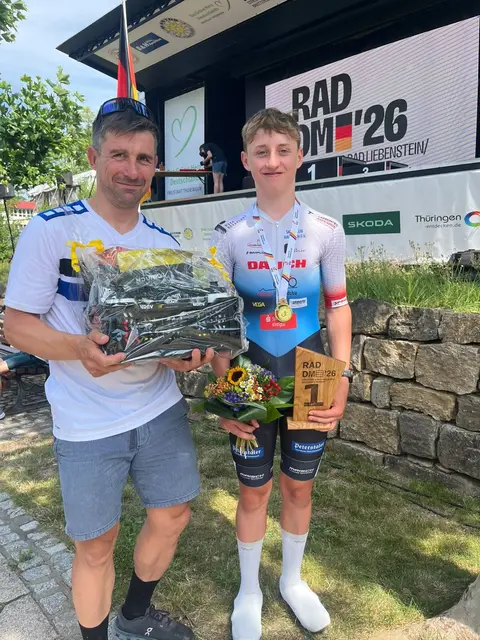 Von links, Papa Gregor Sprenger und Hannes Sprenger, stolz und glücklich mit dem Titelergebnis.