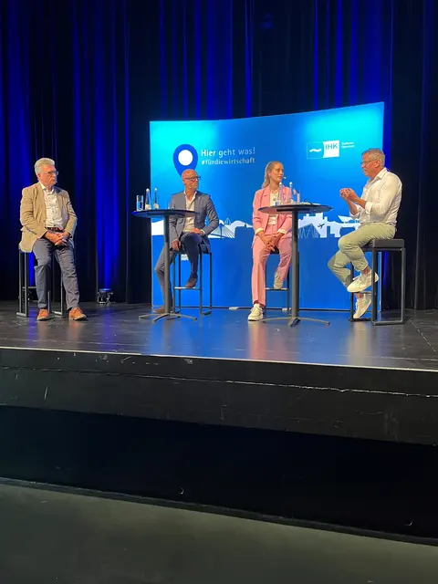 IHK-Hauptgeschäftsführer Dr. Dieter Salomon (v. l.) sprach im IHK-Sommertalk mit Philipp Prechtl von der Oberkircher Koehler-Gruppe, dem Durbacher Gastronomen und Hotelier Volker Baumann sowie Pia Konprecht, Inhaberin des Concept Stores Schlosserei in Offenburg. | Foto: ag