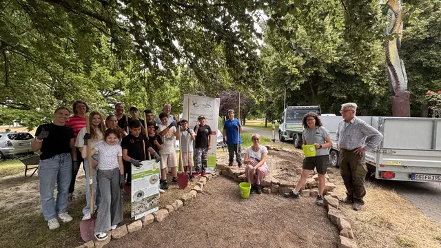 Schülern der Klasse 6 a der Gutenbergschule mit Klassenleiterin Anna Schwarz sowie Katharina Lindner (Projektleitung Gutenbergschule), Fabian Roßmanith (Leiter Abteilung Grün und Umwelt, Stadt Lahr), Lilli Wahli (Projektleiterin „Blühender Naturpark“, Naturpark Schwarzwald Mitte/Nord), Wildblumen-Experte Manfred Kraft sowie Daniela Becker (Nachhaltigkeitsmanagerin, Volksbank Lahr eG) und Baubürgermeister der Stadt Lahr, Tilmann Petters | Foto: Susanne Hauser/Volksbank Lahr