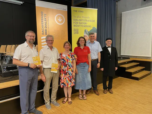 Eröffneten gemeinsam die erste baden-württembergische DIALECTA in Oberkirch: Dr. Rudolf Bühler (v. l.), Georg Wolf, Veronika Kerber, Gabriele Schindler, Landrat Dr. Martin Kistler und Arthur Hilberer | Foto: Stadt Oberkirch 