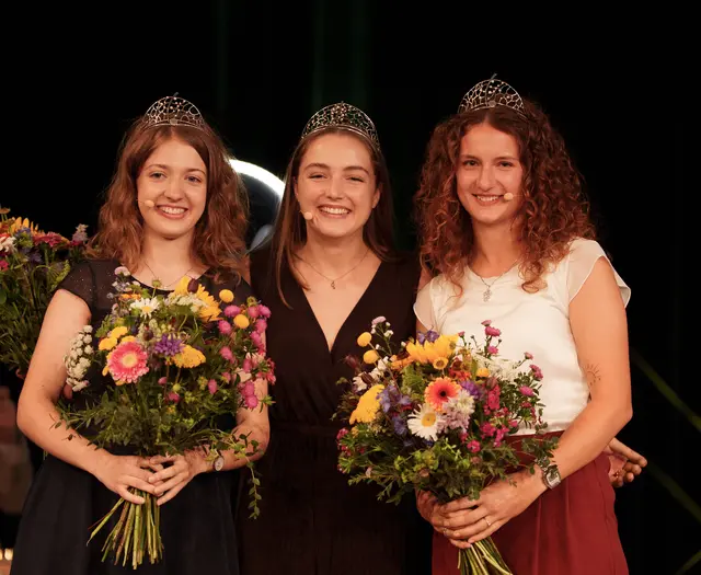 Die 76. Badische Weinköknigin Rosa Kost (Mitte) und ihre Prinzessinneen Tina Müller (links) und Viktoria Benz.  | Foto: Badischer Weinbauverband