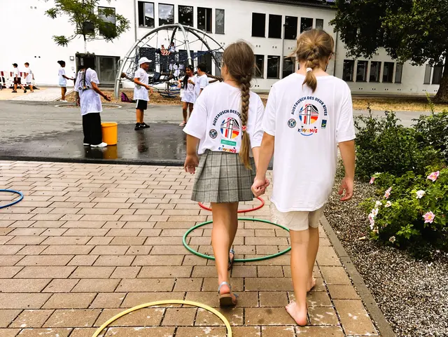 Aus Briefbekanntschaft wird Freundschaft: Beim „AUSTAUSCH DES DEUX RIVES“ spielen deutsche und französische Kinder ganz selbstverständlich miteinander. | Foto: Sandra Martin