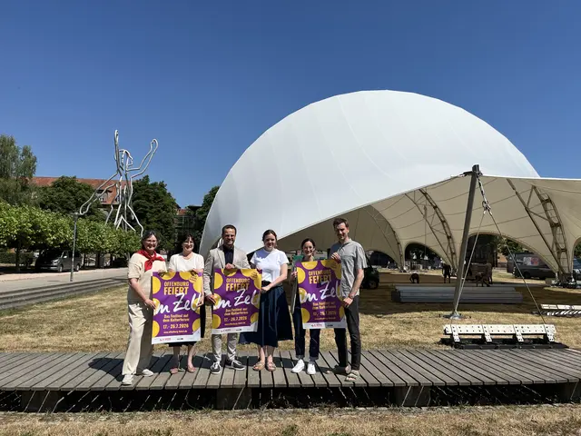Präsentieren das Programm für das Kulturfestival "Offenburg feiert im Zelt": Carmen Lötsch (v. l.), Leiterin Fachbereich Kultur, Anthea Götz, E-Werk Mittelbaden, Oberbürgermeister Markus Steffens, Projektleiterin Elena Bornhorst, Sandra Kornmeier, Leitung Kulturbüro, und Maximilian Schleyer, stellvertretende Leitung Kulturbüro. | Foto: gro
