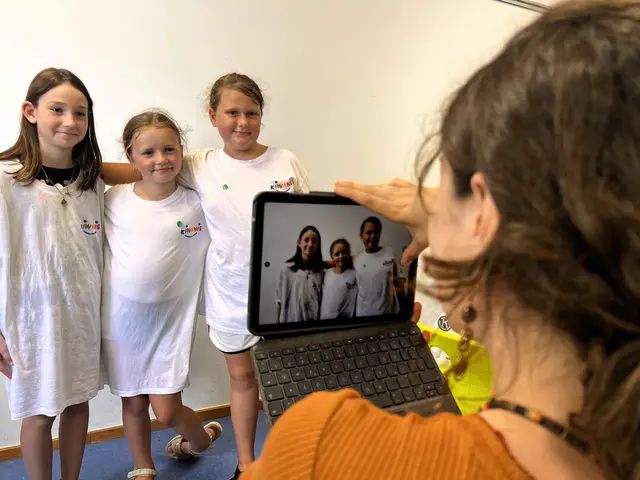 Die Fotostation war Bestandteil des „AUSTAUSCH DES DEUX RIVES“. Die gemeinsamen Bilder begleiten die Kinder bis zum nächsten Wiedersehen. | Foto: Sandra Martin