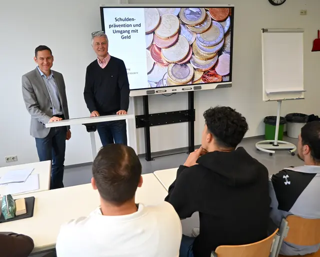 Thomas Eberling vom Caritasverband Vordere Ortenau informiert an den Beruflichen Schulen Achern zum Thema Schuldenprävention und Finanzen. Schulleiter Ralf Schneider (links) ist froh über diese Möglichkeit. | Foto: Caritasverband/Michaela Gabriel