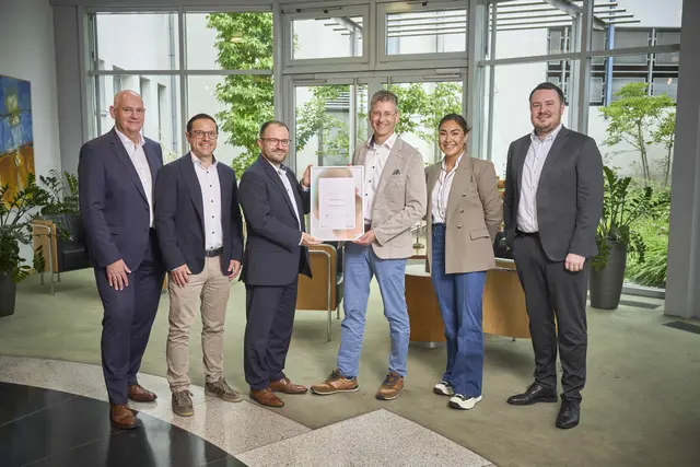 Übergeben wurde die Auszeichnung „Top-Partner Förderberatung“ im Wertehaus der Volksbank Lahr von der DZ BANK: Stephan Dietrich, Gruppenleiter Investitionsförderung Baden-Württemberg (mit Urkunde links Bildmitte) und Funda Evyapan, Betreuerin Investitionsförderung Baden-Württemberg (2. von rechts). Für die Volksbank Lahr eG nahmen Reiner Richter, Vertriebsvorstand (1. von links), Florian Fleig, Leiter Gewerbekunden (2. von links), Christian Acs, Bereichsleiter Individualbanking (mit Urkunde rechts Bildmitte) und Sebastian Kästle, Leiter Unternehmenskunden (ganz rechts), die Ehrung entgegen. | Foto: Michael Bode für Volksbank Lahr eG
