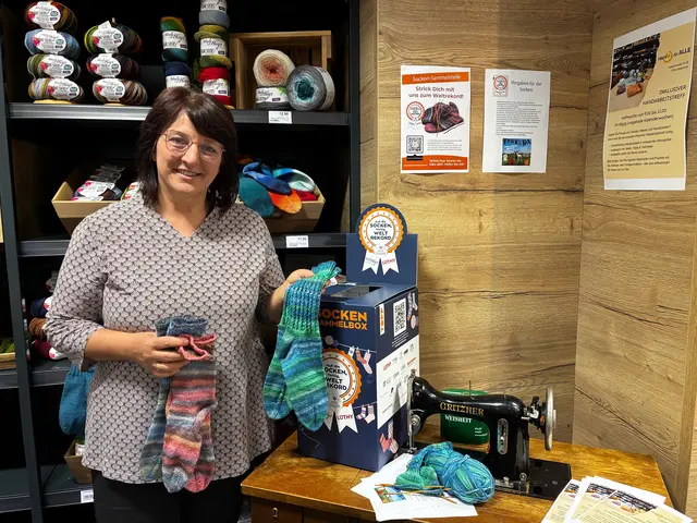 Veronika Hug will gemeinsam mit Mitstreiterinnen den Sockenweltrekord knacken. Wer Socken stricken will, kann sie im TREFFpunkt für ALLE in Oberkirch abgeben. | Foto: Katharina Reich/Lebenshilfe Offenburg-Oberkirch-Lahr e. V.
