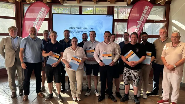 Die Absolventen des Betriebswirte-Lehrgangs freuten sich gemeinsam mit dem Dozententeam über ihren erfolgreichen Abschluss. | Foto: Handwerkskammer Freiburg