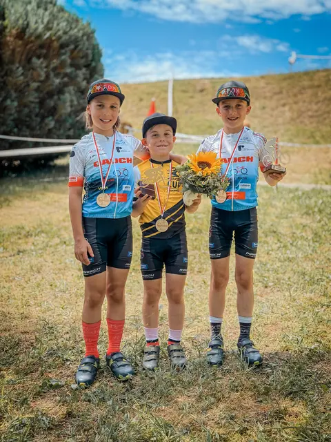 Lean Welte erkämpft sich das Führungstrikot in Winterthur. Nelo (rechts) mit top Platz 3. Mio (links) mit gutem  5.Platz