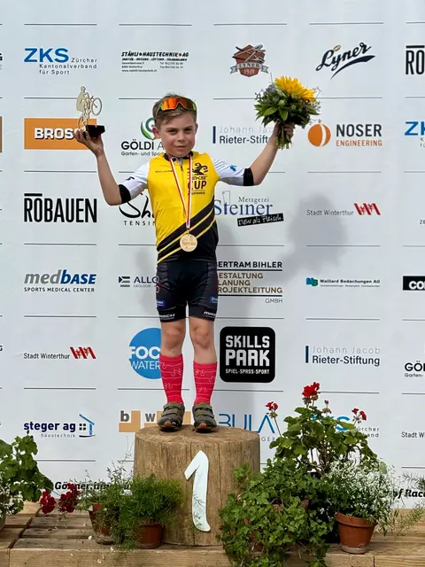Lean Welte nun im gelben Leadertrikot bei der U9.