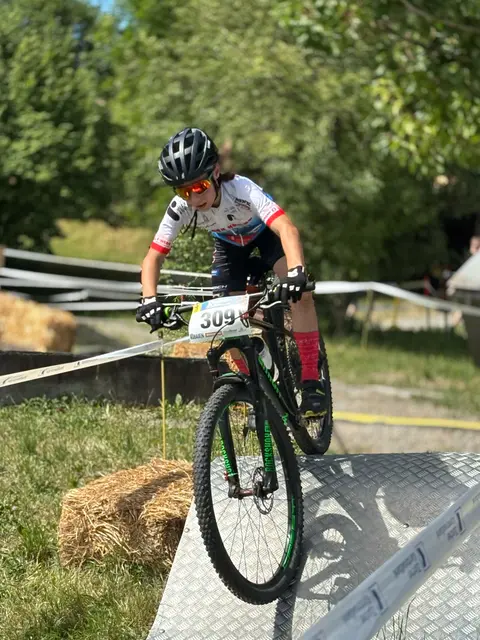 Mio an einem der vielen Hindernisse beim EKS Cup.