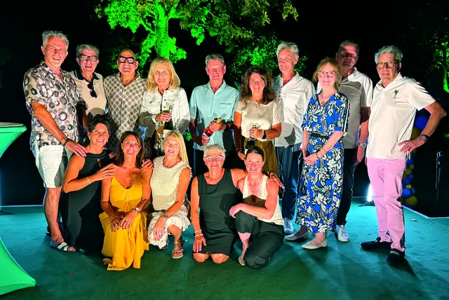 Strahlende Gesichter bei der Siegerehrung: die Gewinnerteams des Turniers sowie die Gewinner der Tombola wurden bei der Abendveranstaltung ausgezeichnet. | Foto: Klaus Sturn