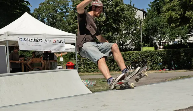 Die neue Miniramp wurde beim Skate Contest zur Bühne für allerlei Skate-Kunststücke. | Foto: Stadt Kehl/Norman Mummert