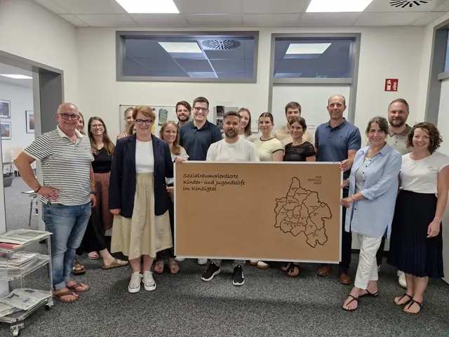 Melanie Maulbetsch-Heidt vorne (2.v.l.) und Marcel van Onna (4.v.r.) zu Gast bei der Gruppe für das Kinzigtal
 | Foto: Landratsamt Ortenaukreis