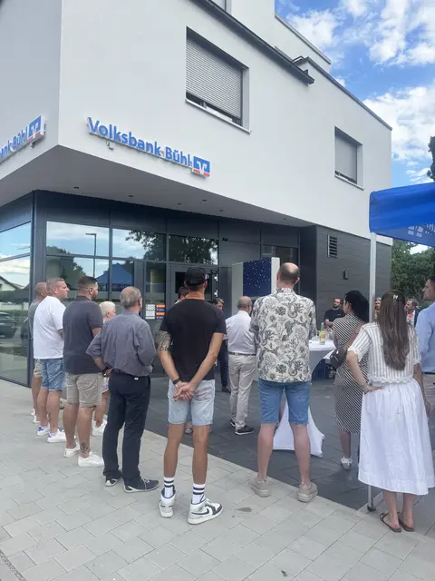 Der Neubau der Volksbank Bühl in Kehl-Goldscheuer ist fertiggestellt. Am Montag war die Einweihung des neuen Beratungscenters.  | Foto: Claudia Möllers