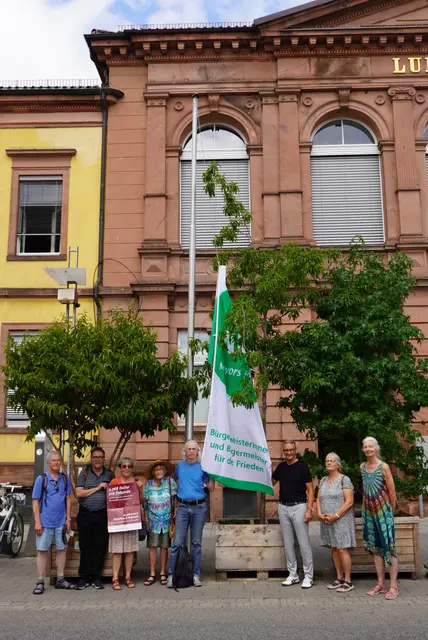 Oberbürgermeister Markus Ibert (3. v. r.) und Mitglieder des Friedensforums Lahr hissen die Flagge der „Mayors for Peace“ am Rathaus Luisenschule. | Foto: Stadt Lahr