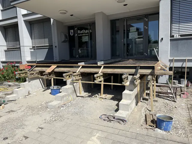 Der Eingang des Rathauses Auenheim wird barrierefrei umgebaut.  | Foto: Stadt Kehl