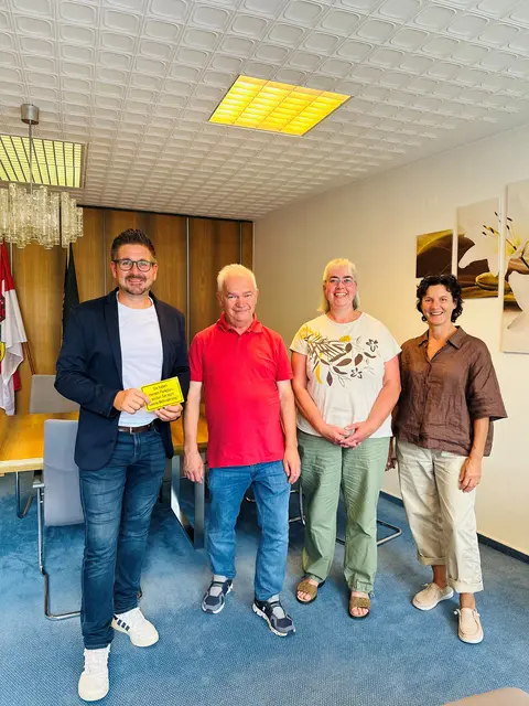 Zu einem Austausch trafen sich dieser Tage Stefanie Nock (2. v. r.) und Manfred Mundy (2. v. l.) mit Birgit Schneider, der Gemeinwesensbeauftragten der Gemeinde Kappelrodeck, und Bürgermeister Stefan Hattenbach. | Foto: Jasmin Liebich/Gemeinde Kappelrodeck