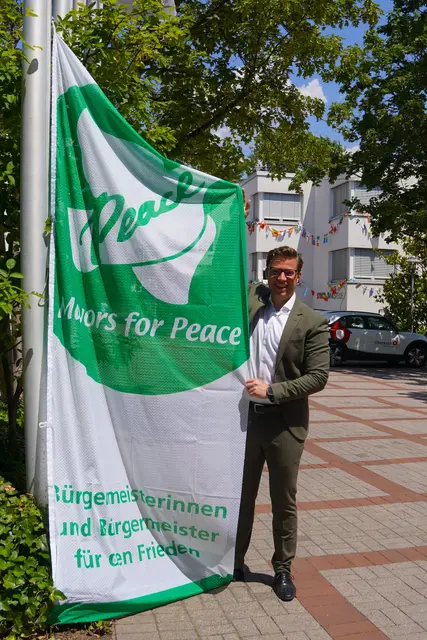 Oberbürgermeister Gregor Bühler hisste vor dem Rathaus die Flagge der „Mayors for Peace“ und setzte damit ein Zeichen für Frieden und eine atomwaffenfreie Welt. | Foto: Tamara Fritsch/Stadt Oberkirch