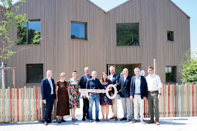 Mit der symbolischen Schlüsselübergabe wurde die Gretel-Furler-Kita offiziell ihrer Bestimmung übergeben. Von links: Frank Lendowski (Vorstand Finanzen &amp; Verwaltung, Koehler-Gruppe), Carola Kammerlander (Pädagogische Geschäftsführerin, Konzept-e), Anja Burger (Pädagogische Leitung, Konzept-e), Dr. Stefan Karrer (Vorstand Technik, Koehler-Gruppe), Torsten Schneider (FWD Hausbau), Katharina Kammerer (Projektleitung, Koehler-Gruppe), Clemens Weegmann (Geschäftsführer, Konzept-e), Philipp Prechtl (Vorstand Strategie, Koehler-Gruppe), Kai Furler (Vorstandsvorsitzender, Koehler-Gruppe) und Gregor Bühler (Oberbürgermeister Oberkirch)  | Foto: Koehler Group